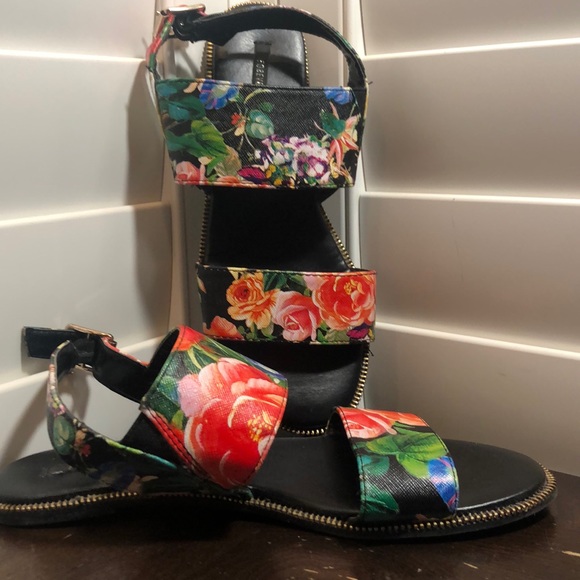 Forever 21 Shoes - Forever 21 sandals size 8 floral design